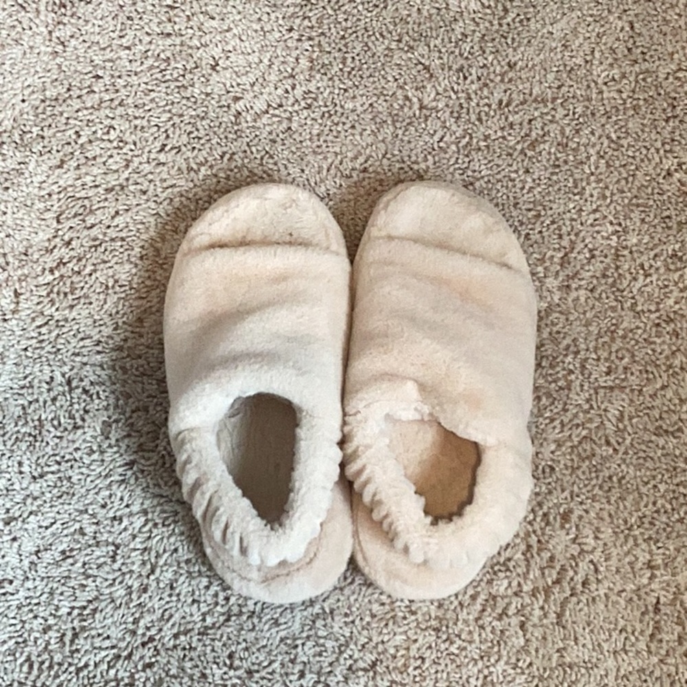 Aerie slippers- Size 5 but can fit a 6 and 7! NWOT